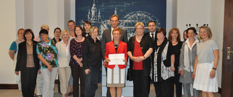 Verschiedene Personen bei der Unterzeichnung der EU Charta für Gleichstellung in Leipzig
