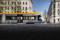 eine Straßenbahn der Leipziger Verkehrsbetriebe fährt die Waldstraße entlang