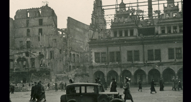 Eine Aufnahme des Leipziger Marktes mit zerstörtem Alten Rathaus und Nachbargebäuden