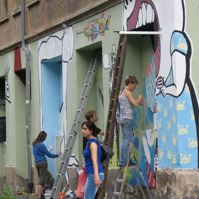 Jugendliche bemalen die Hausfassade des Pögehauses im Leipziger Osten.