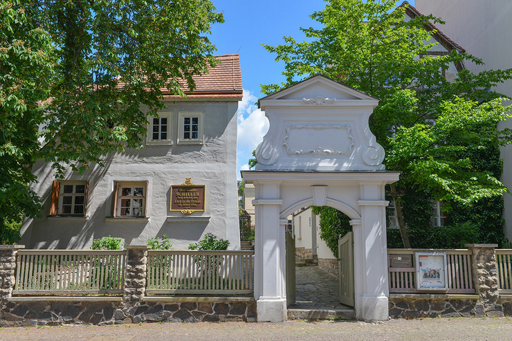 Schillerhaus mit Eingangspforte in Leipzig