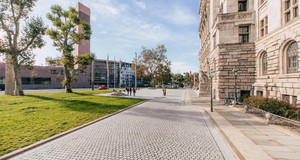 Gepflasterter Platz vor dem Leipziger Rathaus mit Wiese