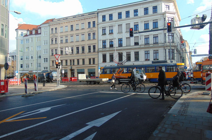 Kreuzung Riemannstraße mit Ampel, Fußgänger und Straßenbahn