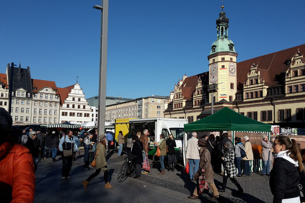 Leipziger Wochenmarkt auf Marktplatz mit Blick zum Alten Rathaus in Herbstsonne