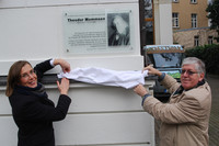 Dr. Skadi Jennicke und Professor Manfred Rudersdorf enthüllen die Gedenktafel für Theodor Mommsen an einer Häuserwand.