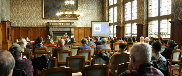 Blick von hinten mit Publikum im Ratsplenarsaal beim Vortrag von Dr. Beate Berger zum Tag der Stadtgeschichte 2017 im Ratsplenarsaal des Neuen Rathauses