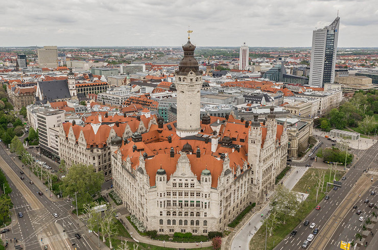 Luftbild des Neuen Rathauses mit Leipziger Innenstadt und Cityhochhaus dahinter