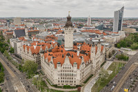 Luftbild des Neuen Rathauses mit Leipziger Innenstadt und Cityhochhaus dahinter