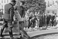 Historisches Foto von Robben im Mendebrunnen auf dem Augustusplatz mit Zoopflegern und Schaulustigen
