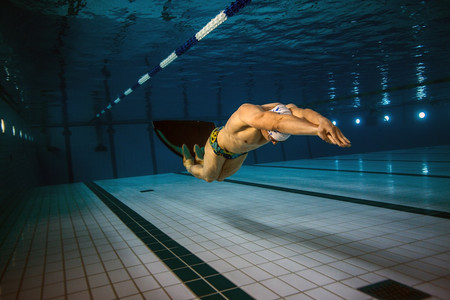 Flossenschwimmer Max Poschart beim Training unter Wasser