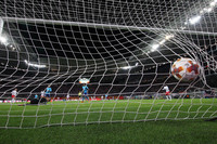 Fußball ist ins Tornetz geschossen bei einem Fußballspiel in der Red Bull Arena unter Flutlicht. 