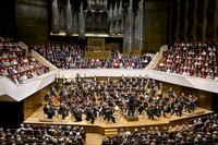 Konzert im großen Saal mit kompletten Orchester und vollbesetzten Zuschauerrängen