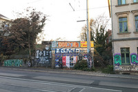 Mit Graffiti besprühter Eingang des Gewölbekellers in der Zschocherschen Straße 12