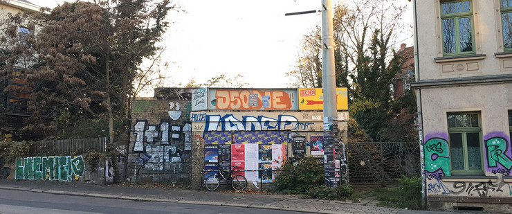 Mit Graffiti besprühter Eingang des Gewölbekellers in der Zschocherschen Straße 12
