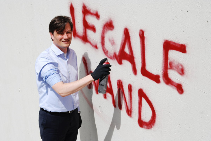 Ordnungsbürgermeister Heiko Rosenthal sprüht auf eine Fläche die Worte Legale Wand 