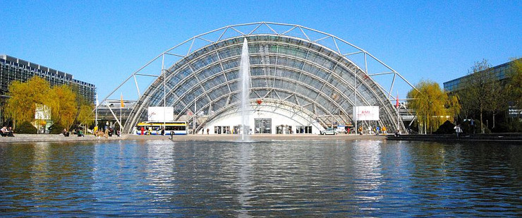 Wasserfläche vor der Glashalle der Neuen Messe