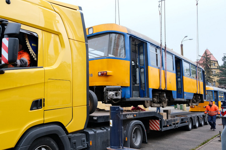 Eine Tatra-Bahn wird auf den Laster geladen. 