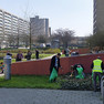 Viele Menschen sammeln Müll in Müllsäcke in der Stuttgarter Allee