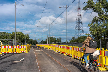 Die Schlachthofbrücke in Leipzig während der Instandsetzung im Jahr 2022 mit Vollsperrung für den Straßen- und Straßenbahnverkehr.