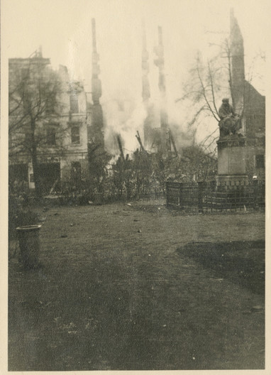 Auf dem alten Foto brennt die Matthäikirche, die in dem Bombenangriff am 4.12.1943 zerstört wurde.