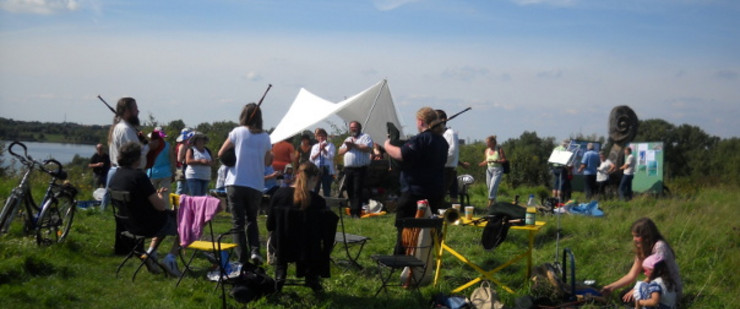 Musiker und Publikum auf einer Wiese beim Rodelbergfest