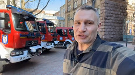 Dr. Vitali Klitschko bedankt sich für übergebene Feuerwehrfahrzeuge