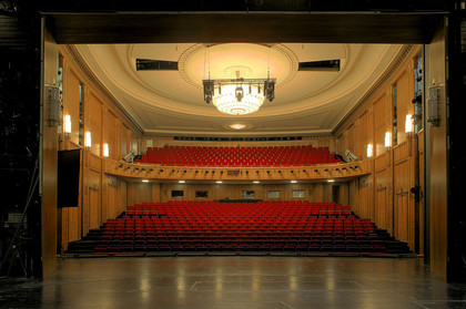 Die Große Bühne im Schauspiel Leipzig mit einem leeren Zuschauerraum