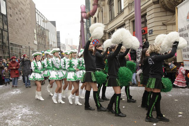 Gruppe von Schwarz-Grün und Weiß-Grün kostümierten Funkenmariechen beim Leipziger Rosensonntagsumzug
