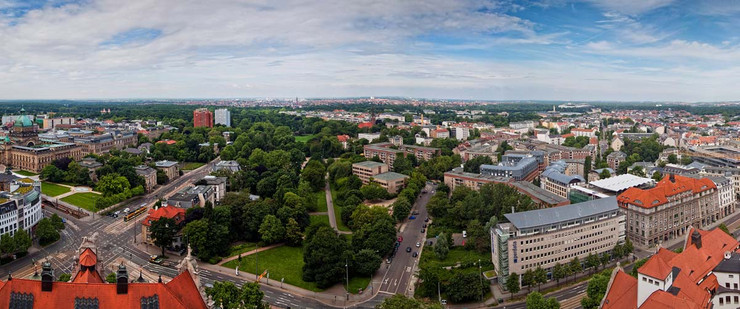 Luftaufnahme vom Neuen Rathaus aus mit Blick auf Parkanlagen und vielen Häusern.
