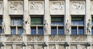 Fassadengestaltung am Neuen Rathaus Leipzig mit der Justitia an zweiter Stelle von links