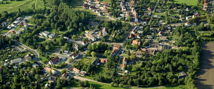 Gezeigt wird ein Luftbild von der Ortslage Holzhausen im Leipziger Süden