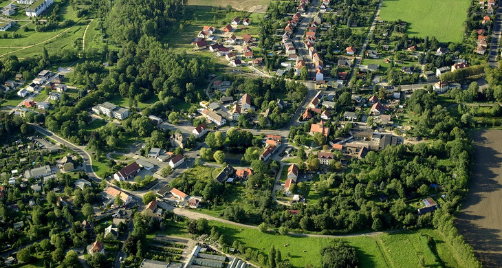 Gezeigt wird ein Luftbild von der Ortslage Holzhausen im Leipziger Süden