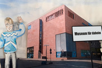 Collage mit dem Gebäude des Stadtgeschichtlichen Museums, einem gezeichneten Jungen und einem Schild "Museum für daheim".