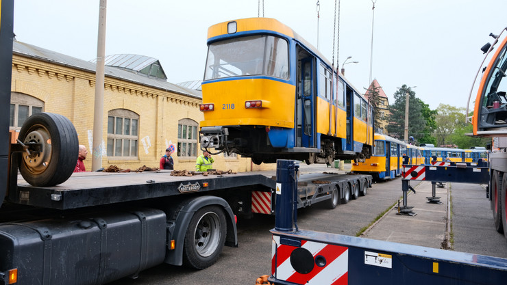 Eine Tatra-Bahn wird auf einen Laster gehoben. 