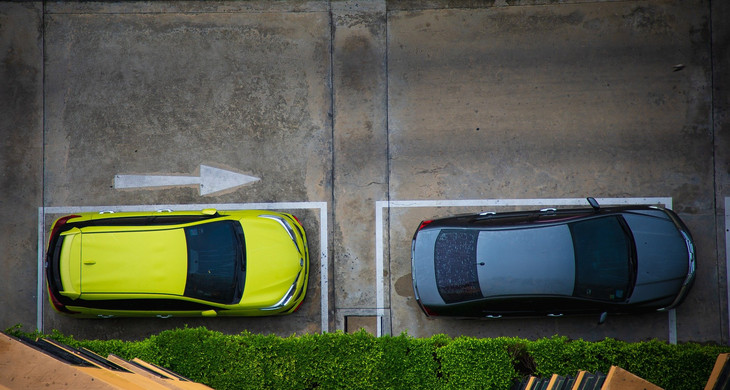 zwei parkende Autos in Draufsicht
