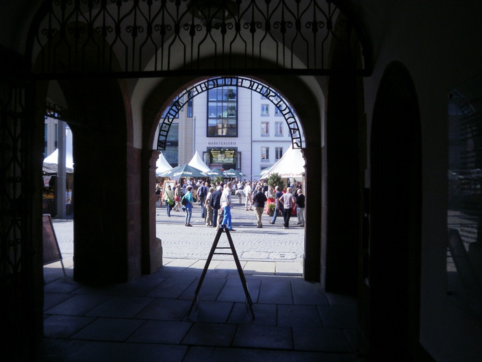 Blick durch die Rathausarkaden auf den Marktplatz zu den Leipziger Markttagen
