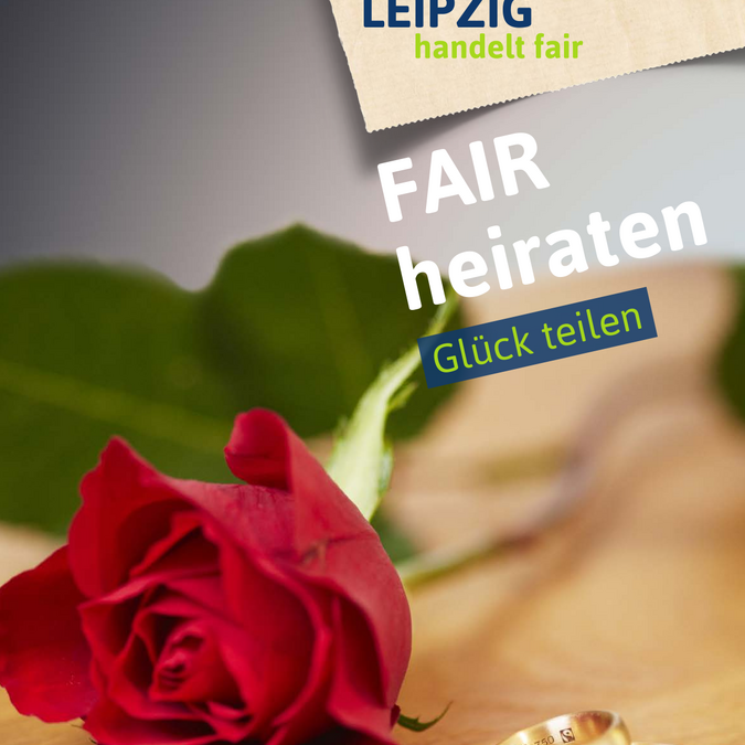 Eine rote Rose und zwei Trauringe auf einem Tisch, daneben der Schriftzug "Fair heiraten. Glück teilen" und das Logo von "Leipzig handelt fair"