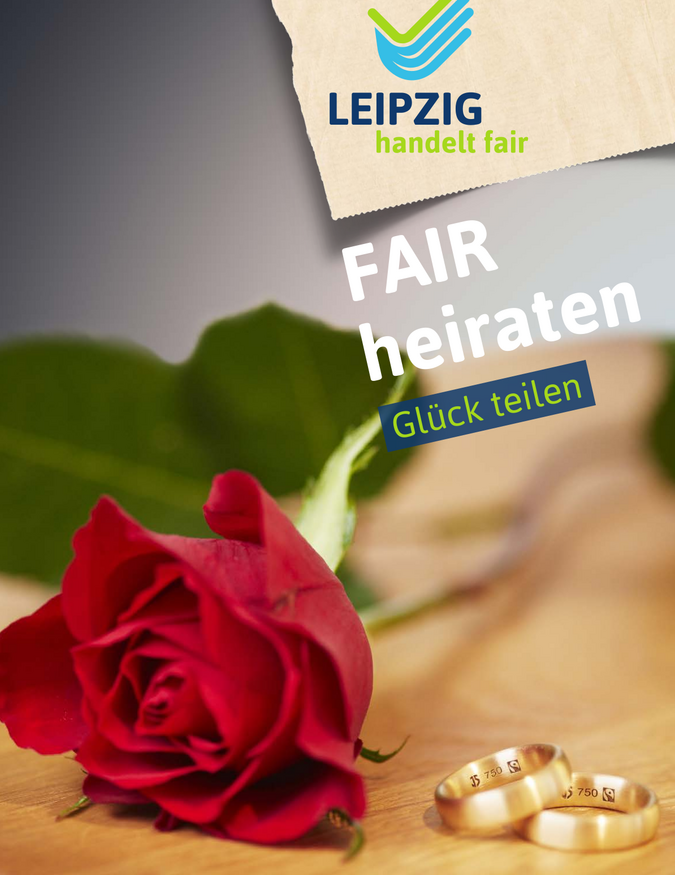 Eine rote Rose und zwei Trauringe auf einem Tisch, daneben der Schriftzug "Fair heiraten. Glück teilen" und das Logo von "Leipzig handelt fair"