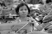 vietnamesische Vertragsarbeiterin an der Nähmaschine im VEB Herrenmode Dresden um 1988