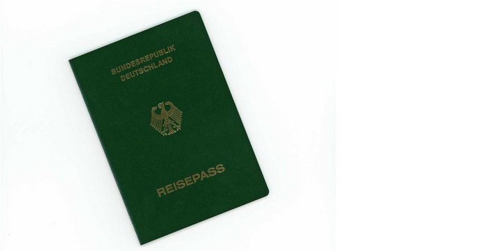 Foto von einem vorläufigen Reisepass. Der Reisepass ist grün.