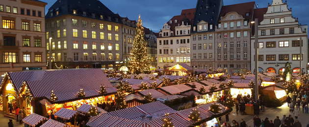 Der beleuchtete Weihnachtsmarkt in der Abenddämmerung