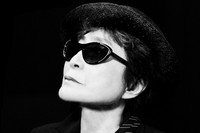 Porträt von Yoko Ono mit Sonnenbrille