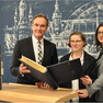 Oberbürgermeister Burkhard Jung, Künstlerin Bettina Wija-Stein und Prof. Dr. Ana Dimke präsentieren das aktuelle Goldene Buch.
