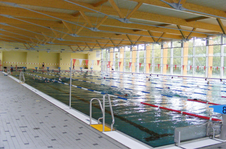 Schwimmbecken des Sportbads an der Elster mit Schwimmbahnen