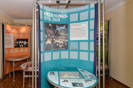 Blick in die Ausstellung "Fremde und Gleiche" zum Umgang mit Ausländern und Fremden in der DDR.