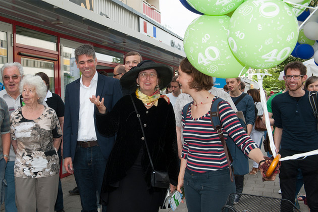 Menschen beim Tag der Städtebauförderung 2016 mit Baubürgermeisterin D. Dubrau in Grünau