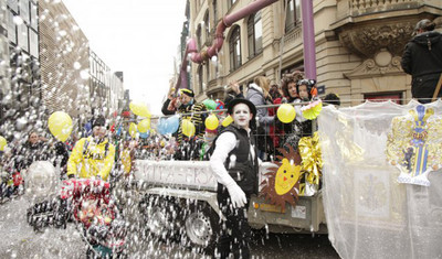 Rosensonntagsumzug Umzugswagen mit Karnevalisten und Kofetti