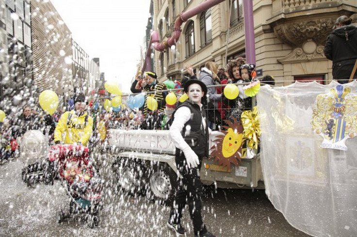 Rosensonntagsumzug Umzugswagen mit Karnevalisten und Kofetti