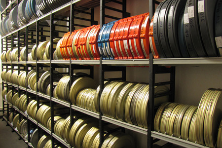 Ein Blick in das Filmdepot des Leipziger Schulmuseums. Hier ein Regal mit 16-mm und 8-mm-Filmrollen.