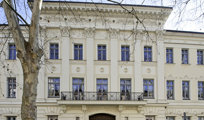 Blick auf die reich verzierte Außenfassade des Schumann Hauses